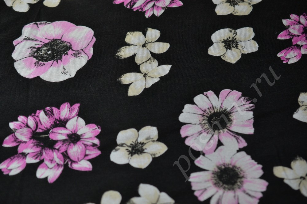 Ткань трикотаж черного оттенка в бело-розовых цветах