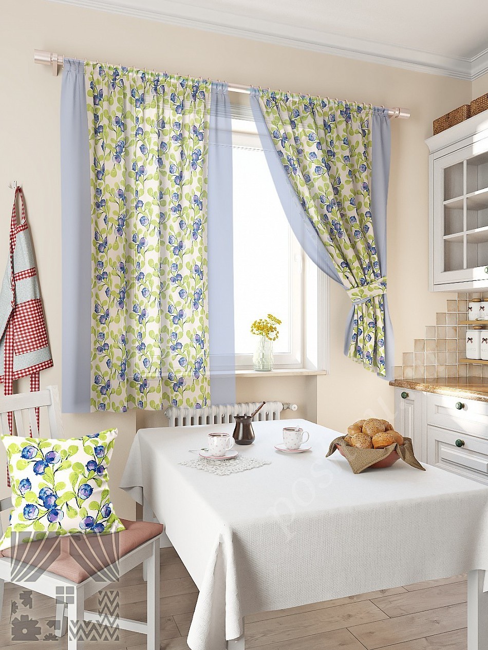 Стильный комплект штор для кухни в голубых тонах с цветочным прином и подхватами