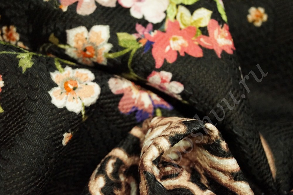 Неопрен черного оттенка с цветочным узором и орнаментом