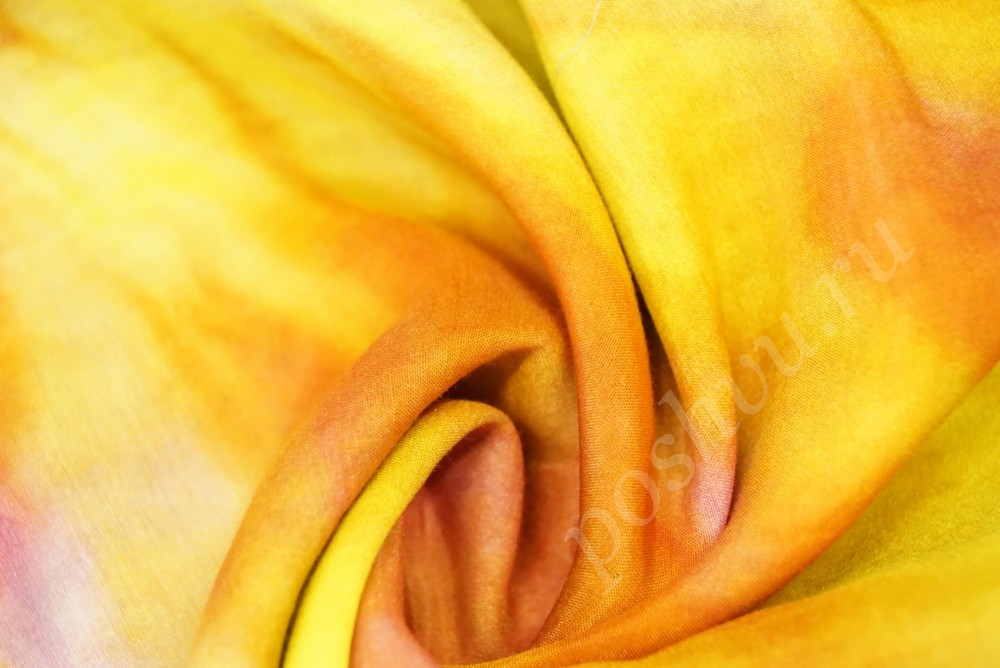 Ткань шелк желтого оттенка с размытым абстрактным орнаментом