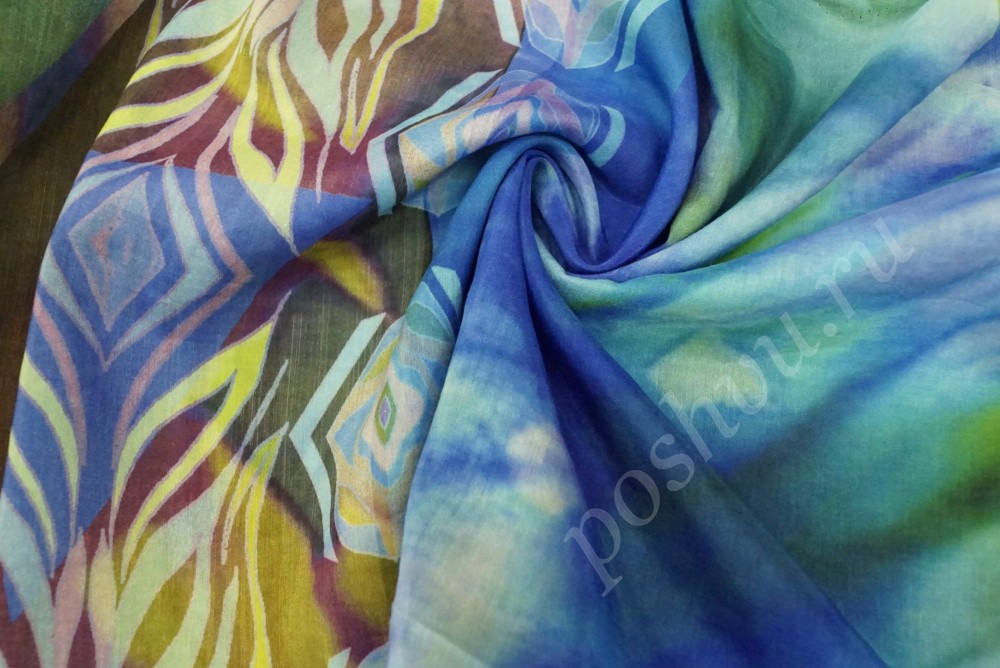 Ткань шелк синего оттенка с размытым абстрактным орнаментом