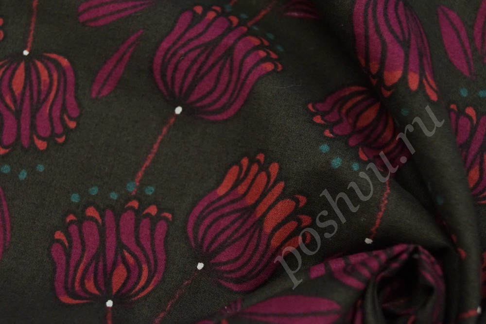 Ткань плательная черного оттенка в бордовые цветы
