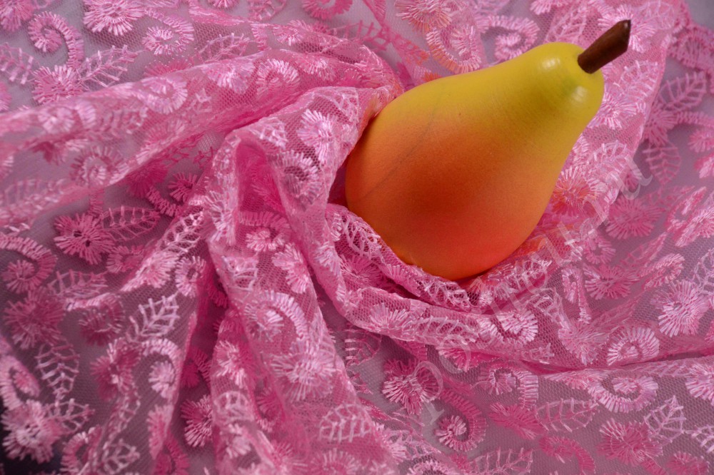 Качественная кружевная ткань с розовым узором