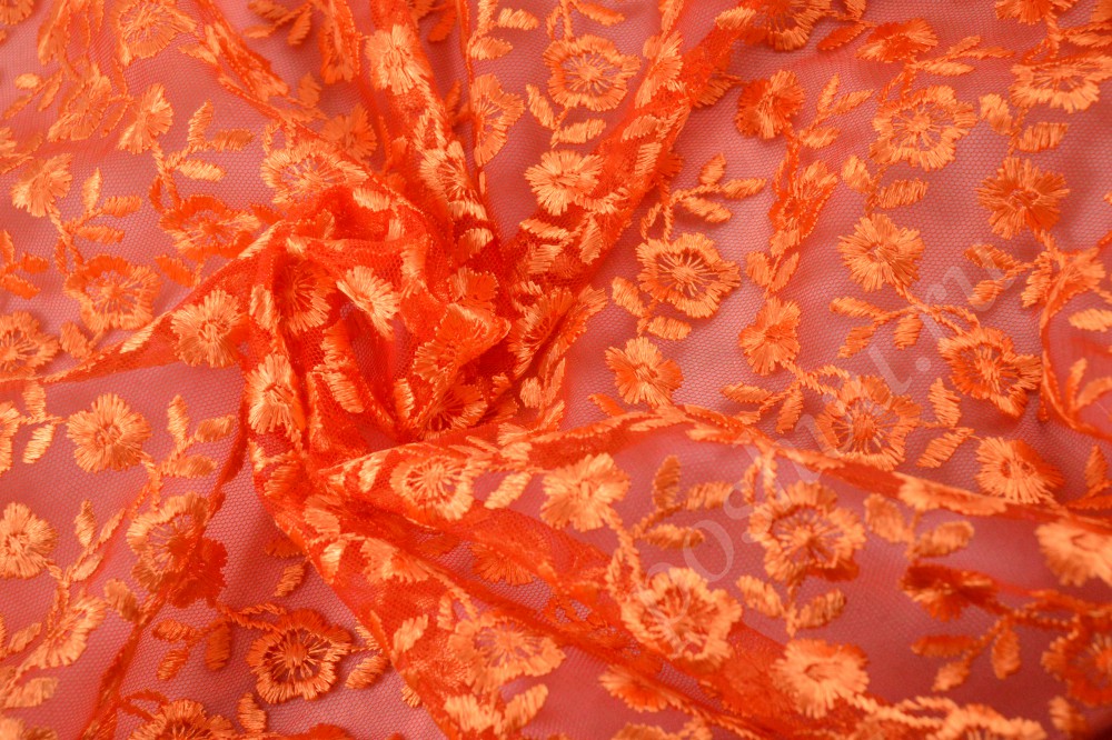 Оранжевая кружевная ткань.