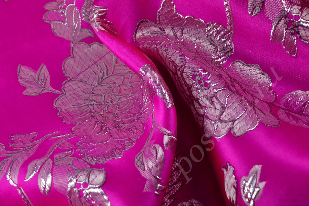 Ткань парча с серебристым цветочным принтом