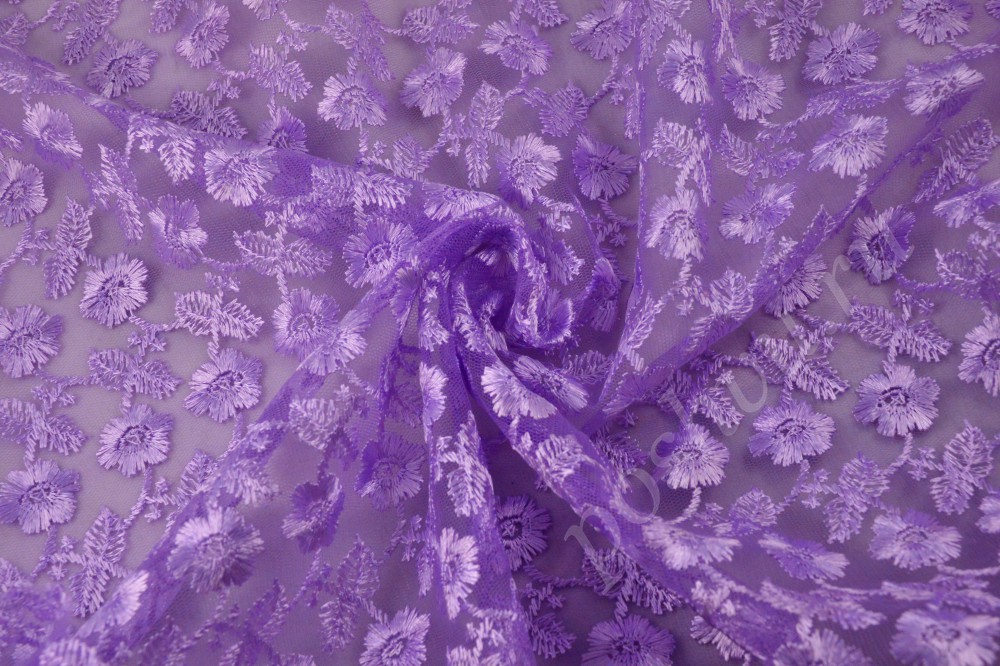 Сиреневая кружевная ткань с цветочным орнаментом