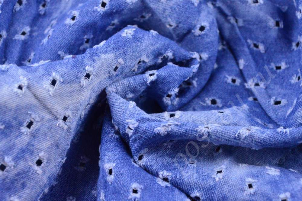 Оригинальная перфорированная голубая джинсовая ткань