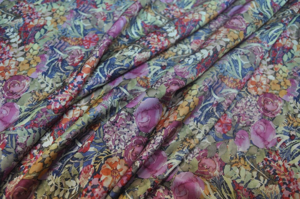 Шелковая ткань с цветочным принтом