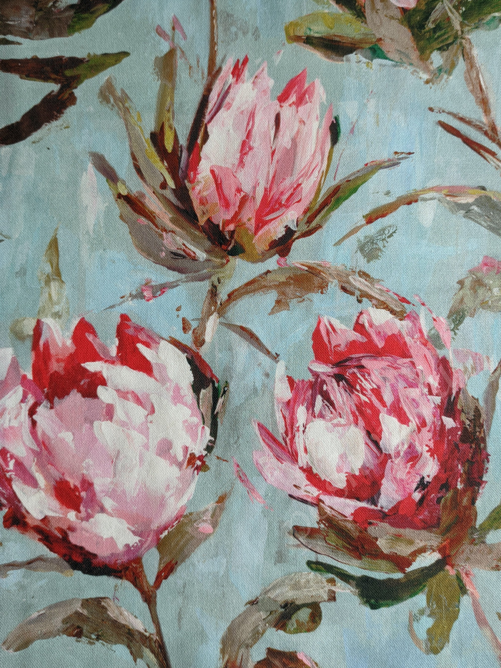 Портьерная ткань рогожка CONSTANTIA крупные розовые  цветы на голубом фоне (раппорт 51х51см)