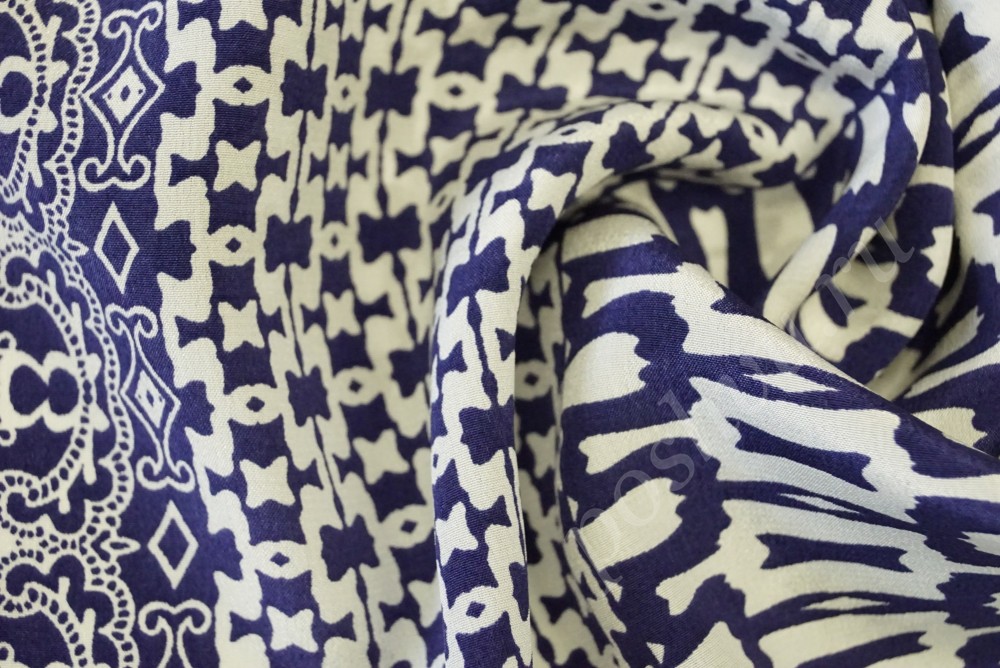 Ткань шелк сине-белого с абстрактным орнаментом
