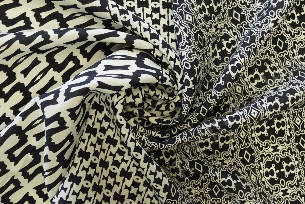 Ткань шелк черно-белого с абстрактным орнаментом
