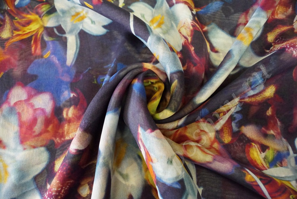 Ткань шелк темно-фиолетового оттенка с ярким цветочным рисунком