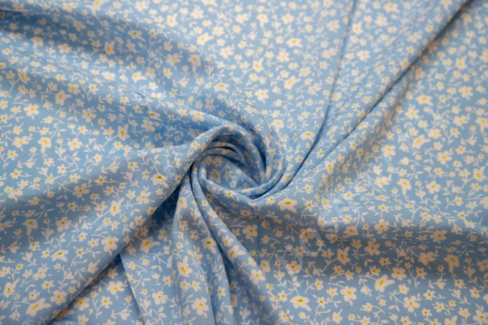 Штапельная ткань на голубом фоне мелкие цветочки (99г/м2)
