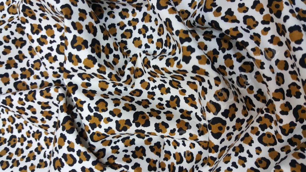 Джинсовая ткань с леопардовым рисунком