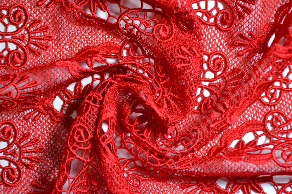 Кружевная ткань красного цвета с узором