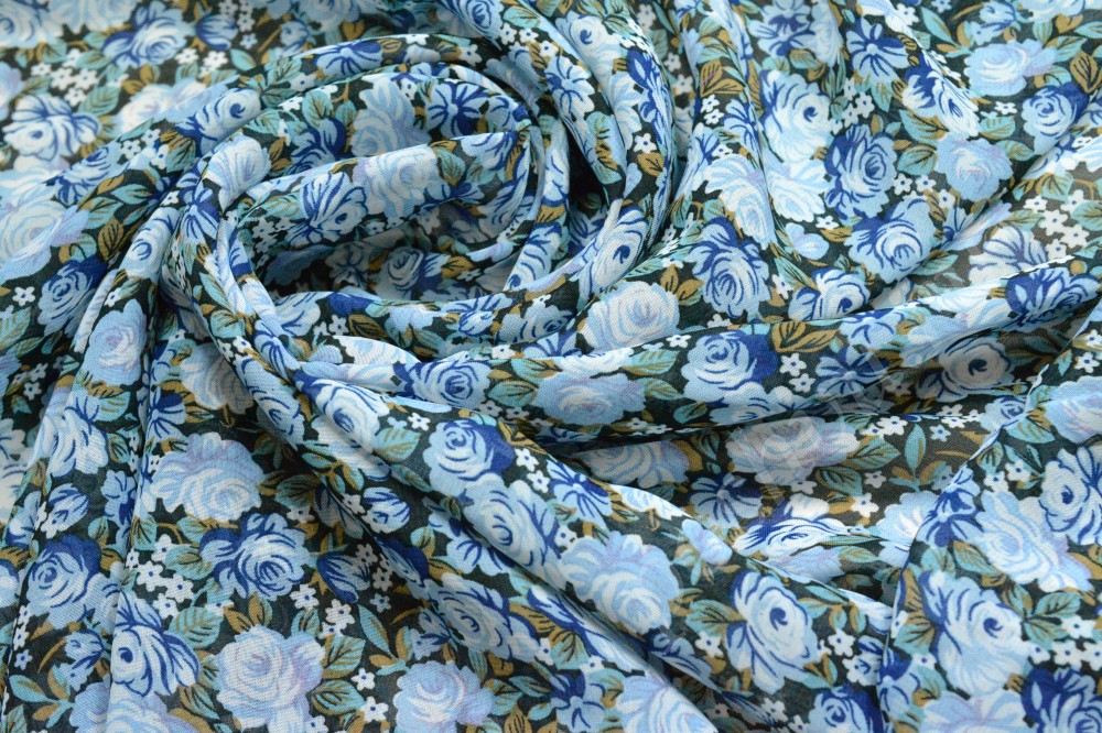 Ткань шифон набивной черного цвета в синие и голубые розы