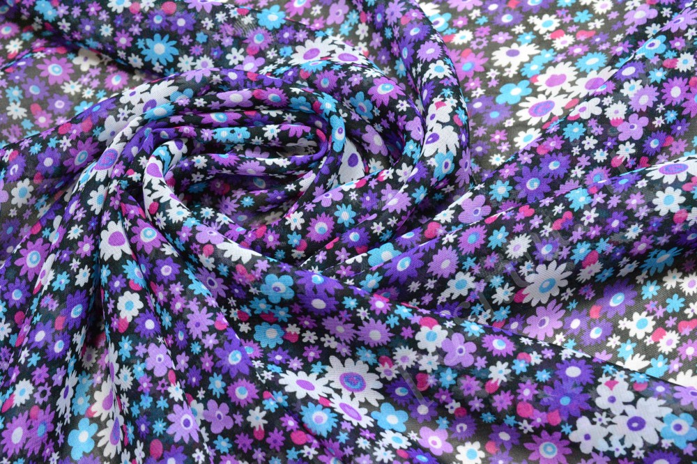 Ткань шифон набивной черного цвета с цветочным узором сиреневого и синего оттенка