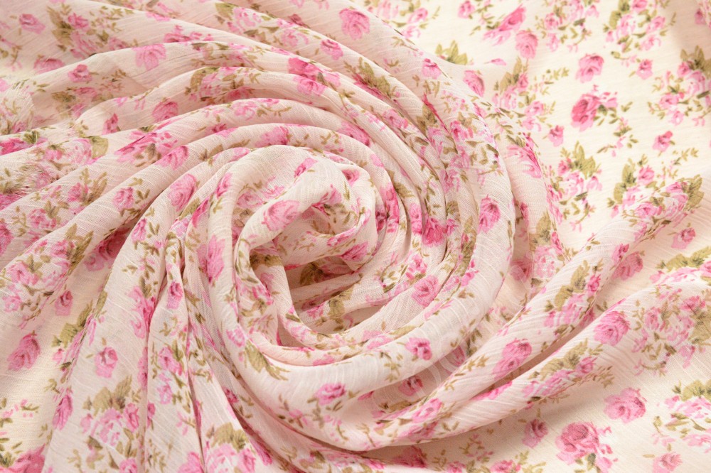 Ткань шифон набивной персикового цвета в мелкие розовые розы