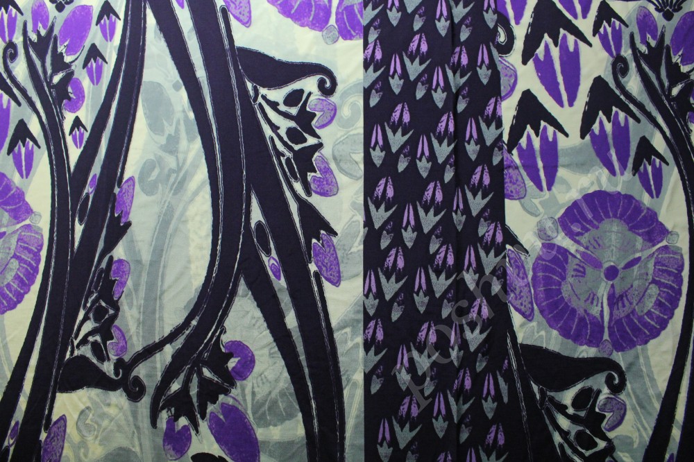Трикотажная ткань белого цвета с узором фиолетового и пурпурного оттенков