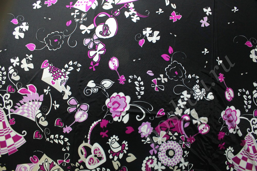Трикотажная ткань черного цвета в узор белого и розового оттенков