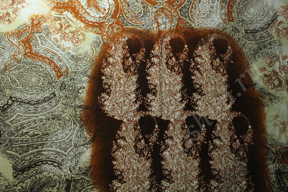 Ткань трикотаж белого оттенка в коричневые цветы и орнамент
