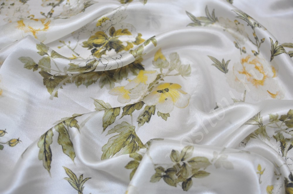 Шелковая ткань молочного цвета с цветами