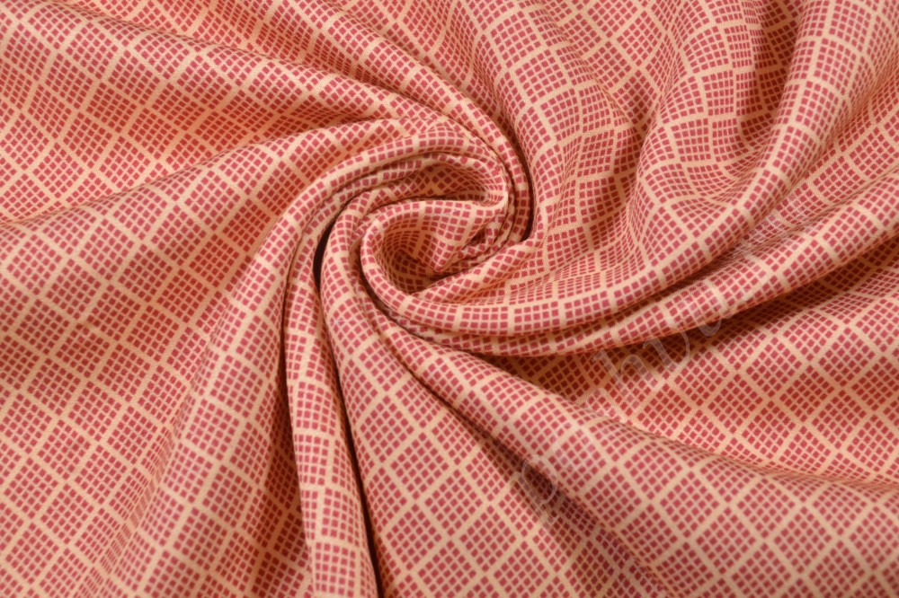 Штапельная ткань персикового цвета с геометрическим рисунком