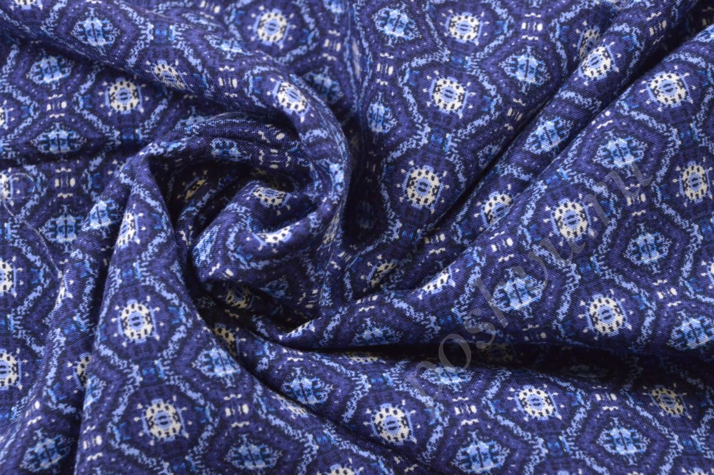 Штапельная ткань синего цвета с геометрическим рисунком