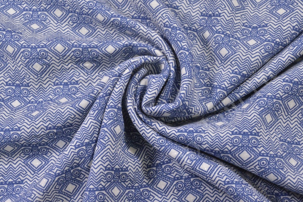 Белая штапельная ткань с синим орнаментом