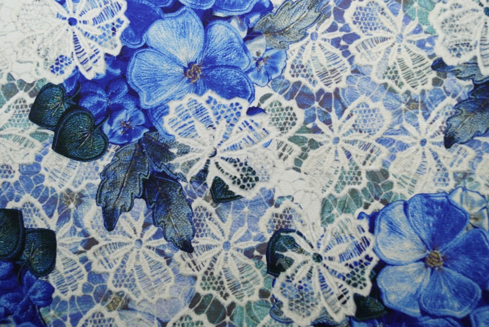 Роскошная трикотажная ткань с голубыми фиалками