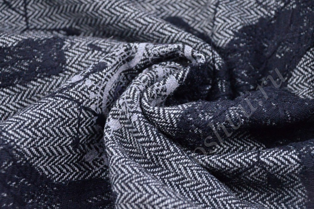 Костюмная плотная ткань серого цвета с флористическим узором со скидкой
