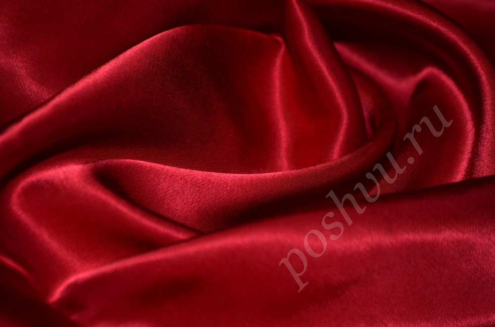Хлопковая костюмно-плательная ткань с атласной поверхностью красного оттенка