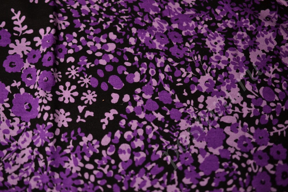 Ткань трикотаж черного оттенка в фиолетовых цветах