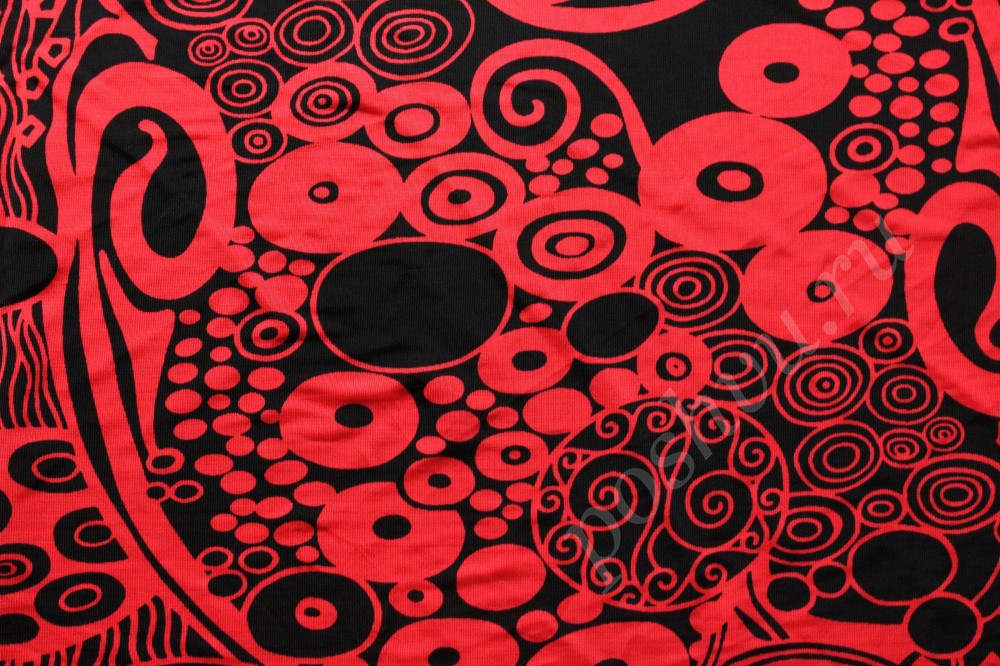 Ткань трикотаж черного оттенка в ярко-красные круги и полосы