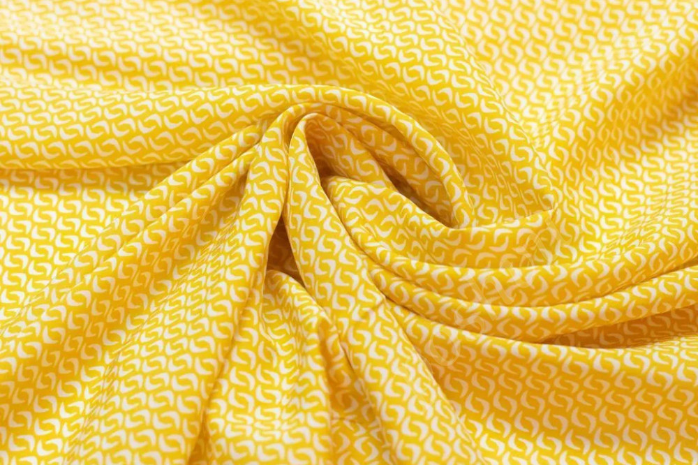 Блузочно-плательная ткань с принтом на желтом фоне
