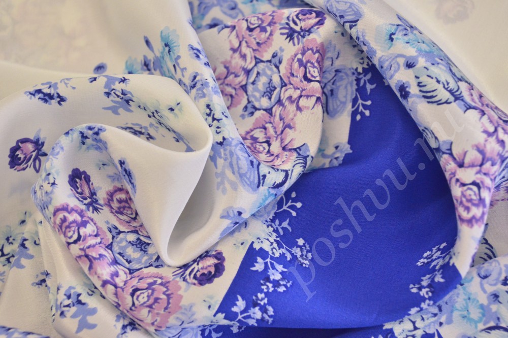 Креповая ткань белого цвета с синими полосами и нежными розами