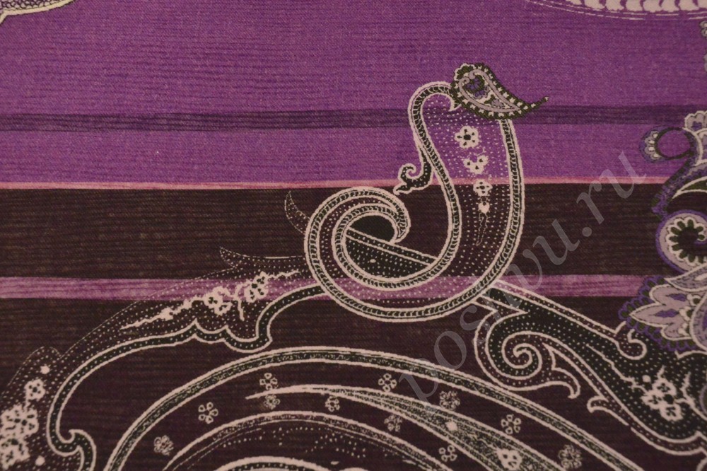 Плательная ткань пурпурного оттенка с флористическим узором