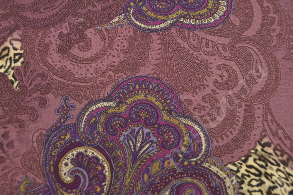 Трикотажная ткань с узором пурпурного цвета