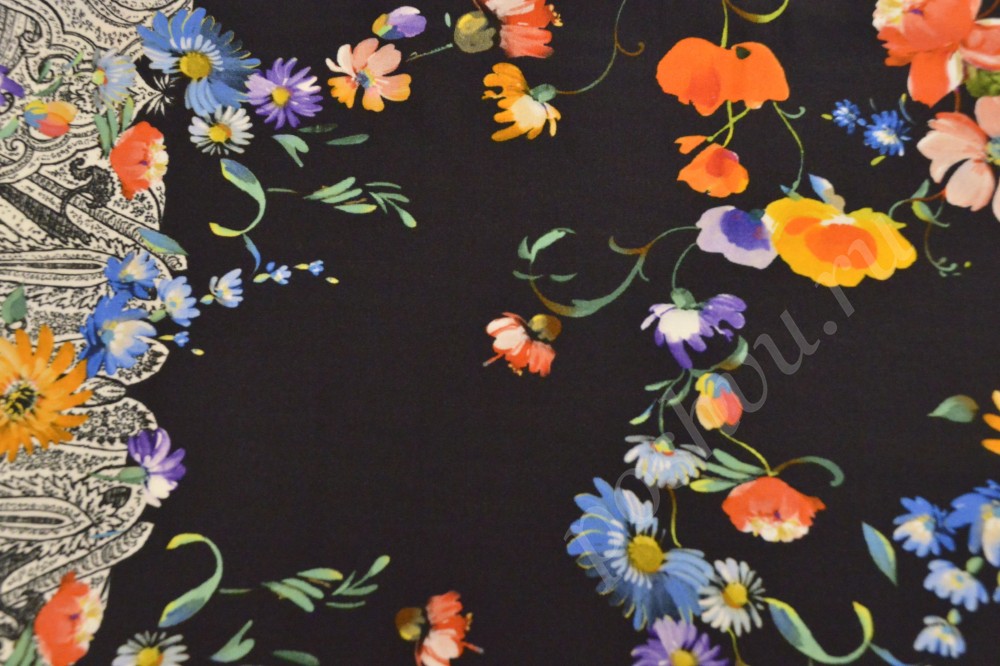 Чёрная трикотажная ткань с мелкими и яркими цветами
