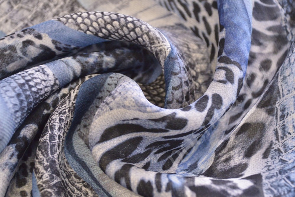 Ткань шифон в серо-голубом оттенке под леопарда