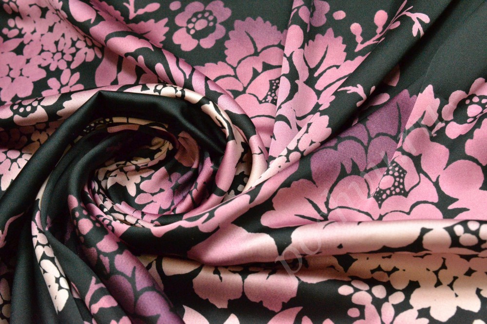Ткань плательная черного оттенка в розовые цветы