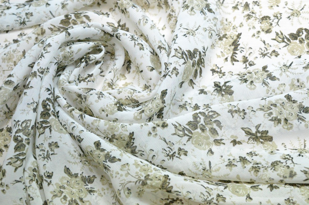 Ткань шифон набивной белого оттенка в мелкие серые  цветы