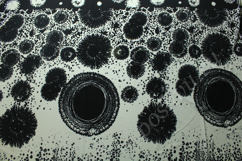 Ткань трикотаж белого оттенка в черные круги