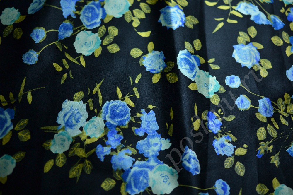 Ткань шелк черного цвета в голубых розах