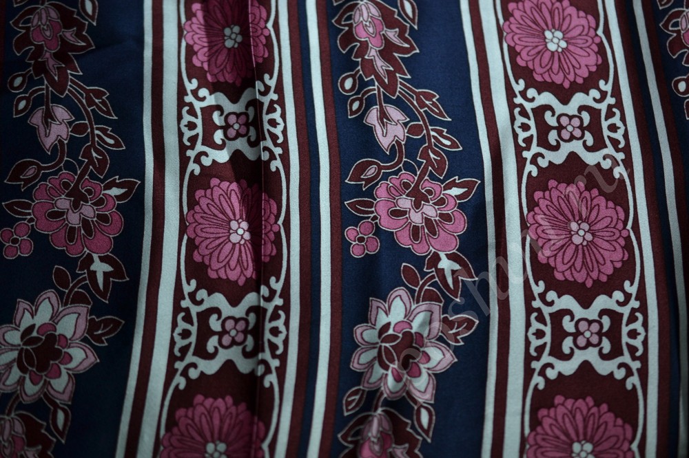 Шелковая ткань темно-синего цвета в флористический орнамент