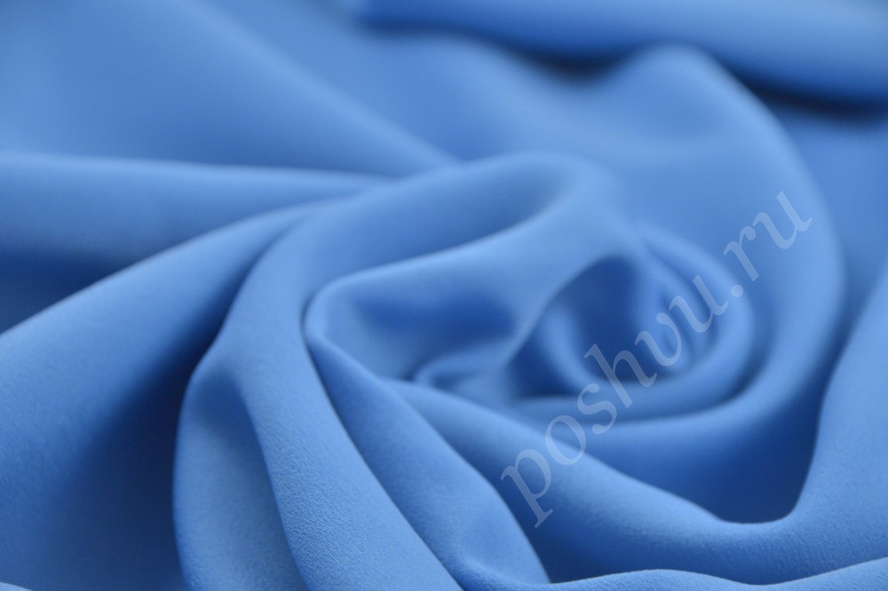 Нежно-голубая шелковая ткань с гармоничным однотонным дизайном