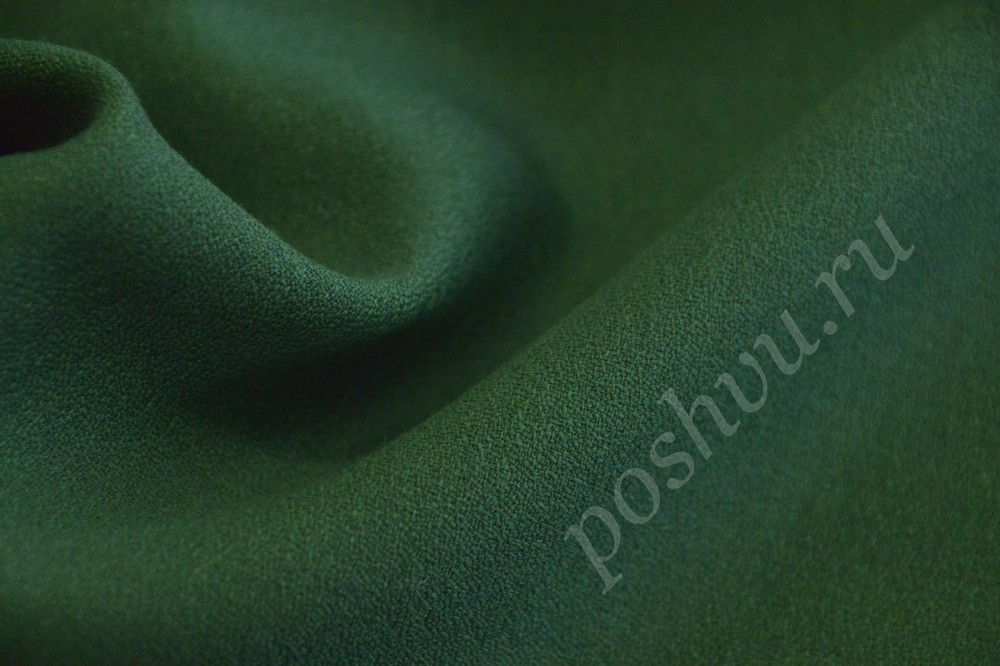 Костюмная ткань насыщенного зеленого оттенка