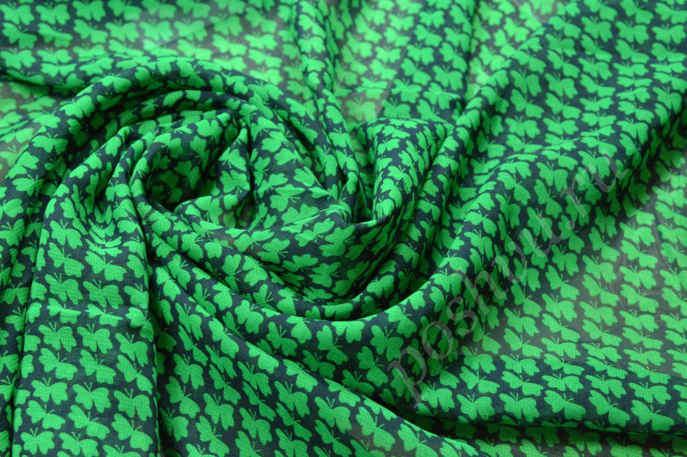 Ткань шифон набивной черного оттенка в зеленые бабочки