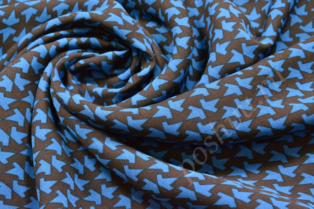 Ткань шифон набивной темно-коричневого оттенка в синий рисунок