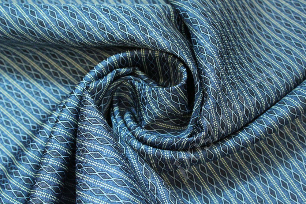 Шелковая ткань синего цвета в геометрический узор